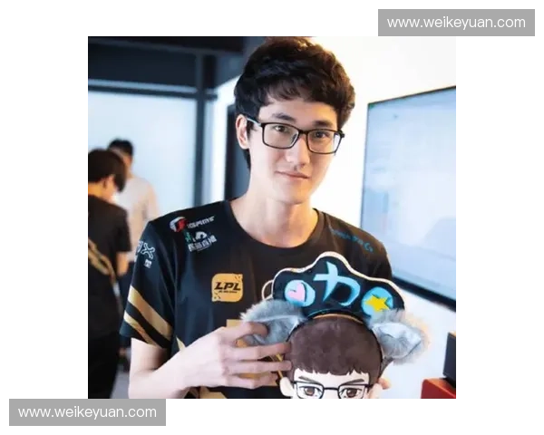 小訫直播间揭秘：从青涩主播到LOL电竞圈闪耀明星的成长历程